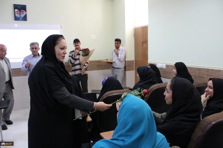 همزمان با آغاز سال تحصیلی در دانشگاه فرهنگیان استان بوشهر؛
اهدای گل به دانشجومعلمان توسط رئیس دانشگاه در کلاس های درس پردیس ها 11