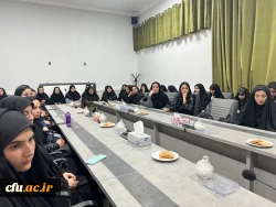 نشست صمیمی مشاور امور بانوان استانداری با دانشجومعلمان پردیس خواهران استان قزوین 5