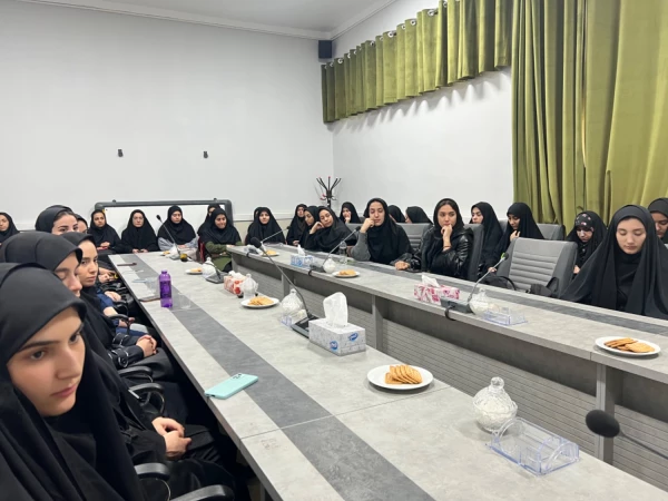 نشست صمیمی مشاور امور بانوان استانداری با دانشجومعلمان پردیس خواهران استان قزوین 5