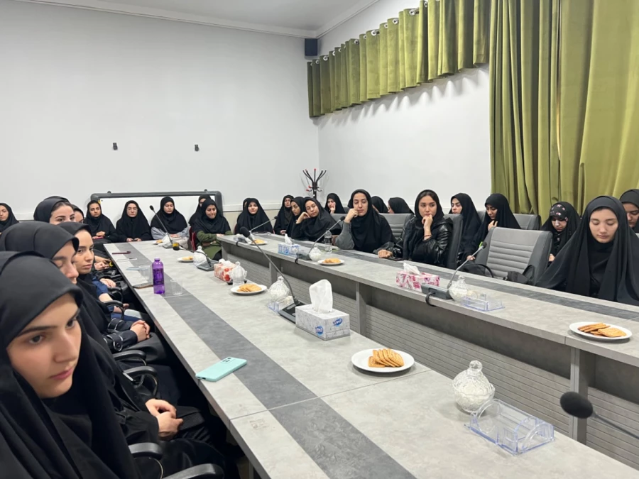 نشست صمیمی مشاور امور بانوان استانداری با دانشجومعلمان پردیس خواهران استان قزوین 5