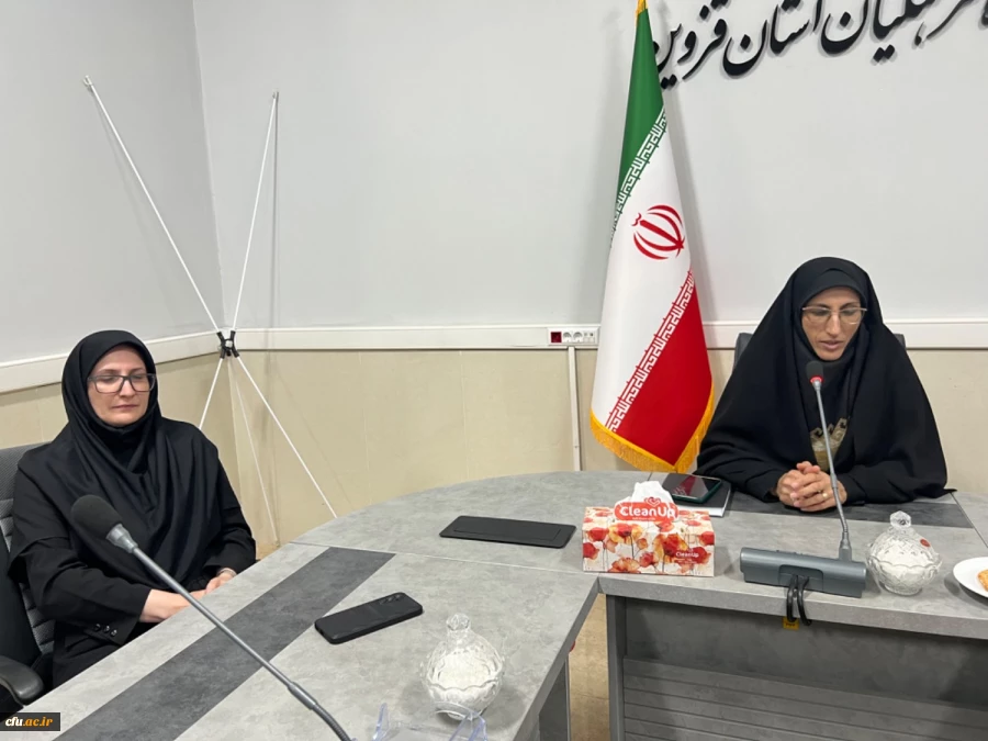 نشست صمیمی مشاور امور بانوان استانداری با دانشجومعلمان پردیس خواهران استان قزوین 6