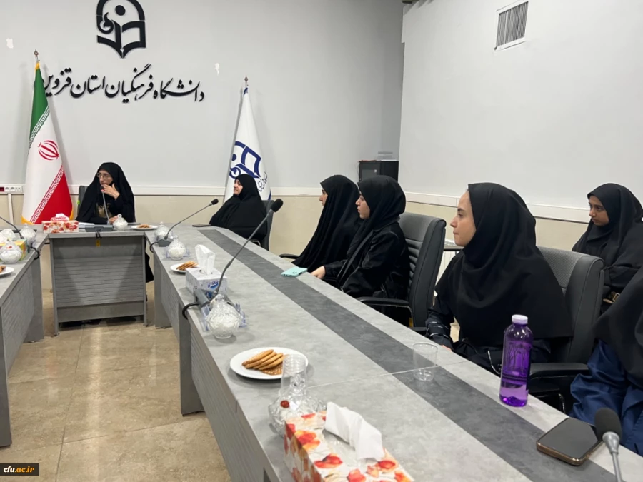 نشست صمیمی مشاور امور بانوان استانداری با دانشجومعلمان پردیس خواهران استان قزوین 7