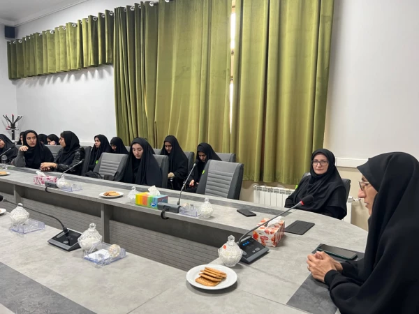 نشست صمیمی مشاور امور بانوان استانداری با دانشجومعلمان پردیس خواهران استان قزوین 10