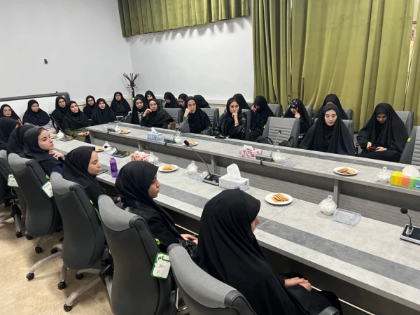 نشست صمیمی مشاور امور بانوان استانداری با دانشجومعلمان پردیس خواهران استان قزوین 14