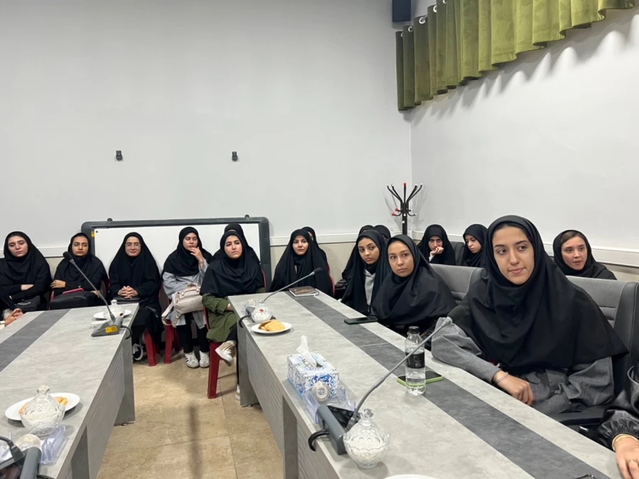 نشست صمیمی مشاور امور بانوان استانداری با دانشجومعلمان پردیس خواهران استان قزوین 15