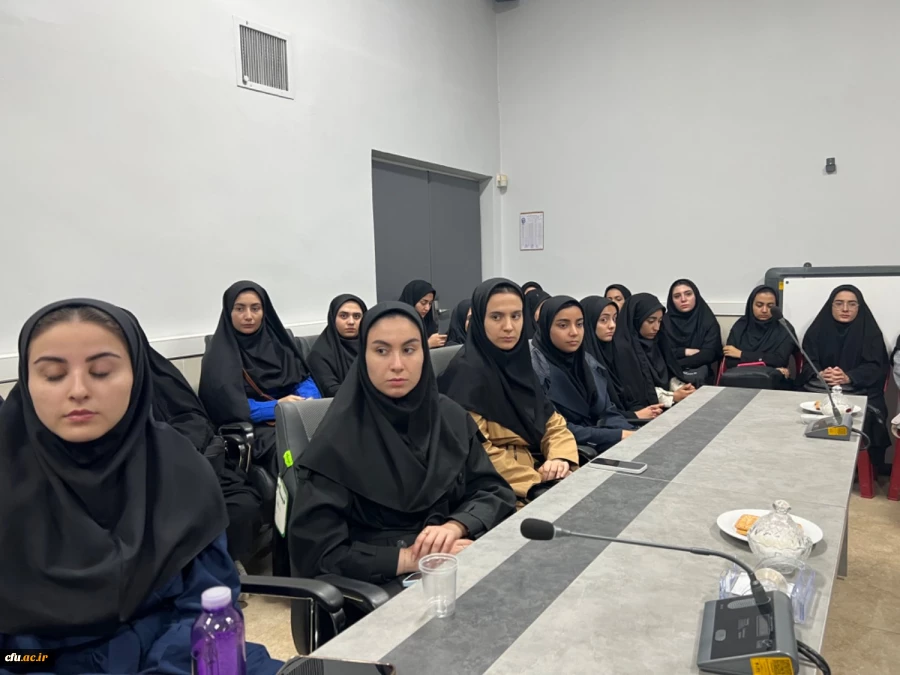 نشست صمیمی مشاور امور بانوان استانداری با دانشجومعلمان پردیس خواهران استان قزوین 16