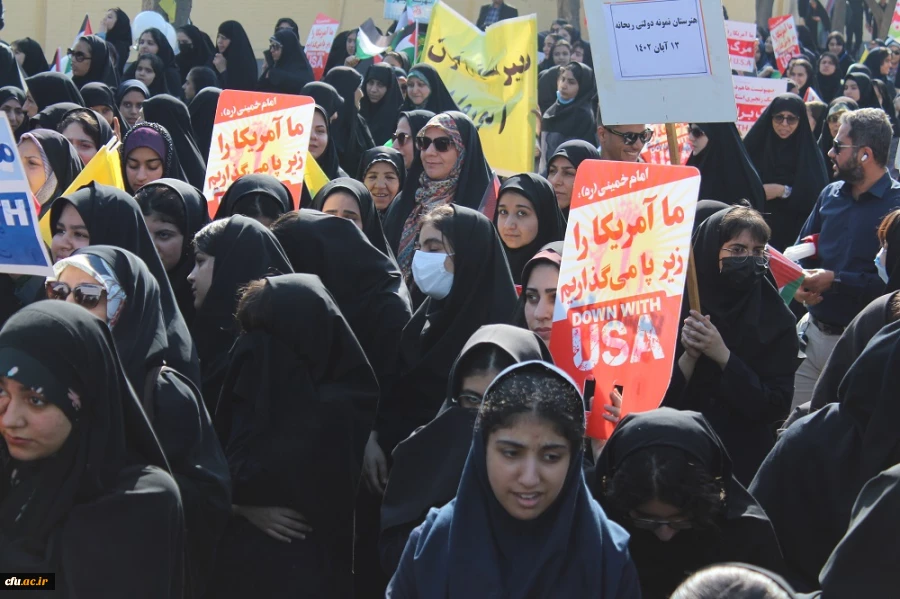 با حضور باشکوه رئیس، مسئولان، کارکنان، اساتید و دانشجومعلمان دانشگاه فرهنگیان استان بوشهر؛
راهپیمایی 13 آبان در بوشهر برگزار شد 9