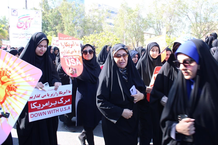 با حضور باشکوه رئیس، مسئولان، کارکنان، اساتید و دانشجومعلمان دانشگاه فرهنگیان استان بوشهر؛
راهپیمایی 13 آبان در بوشهر برگزار شد 11