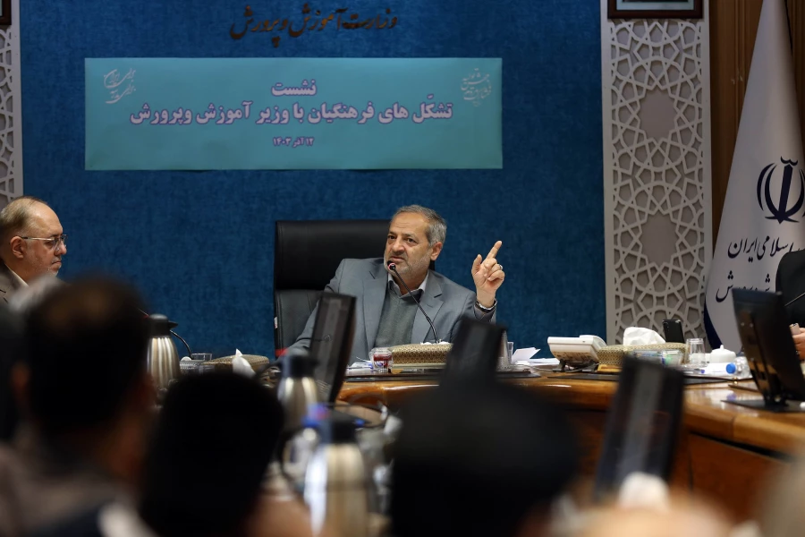 از پیگیری مشکلات صدور کارت پایان خدمت و ادامه تحصیل نومعلمان تا کمک به زمینه سازی اجرای سند تحول بنیادین  در مدرسه 
 11