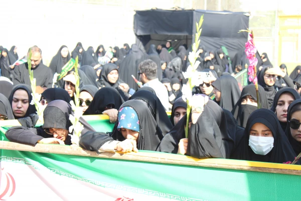 در آئینی همزمان با سالروز شهادت حضرت فاطمه (س) و با حضور نماینده ولی فقیه در استان و امام جمعه بوشهر، غلامحسن علیزاده، مدیرکل شاهد و ایثارگران دانشگاه فرهنگیان و اردشیر جلیلیان، کارشناس امور شاهد و ایثارگر دانشگاه فرهنگیان، پیکر پاک شهید ۱۷ ساله خوشنام دف