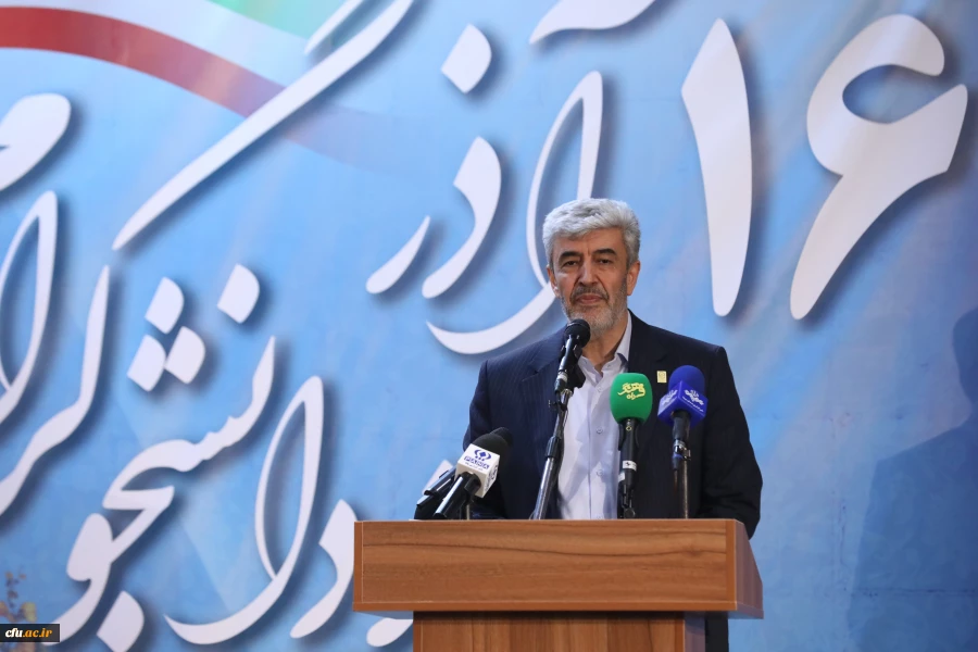 محور تمام برنامه های دانشگاه فرهنگیان دانشجومعلمان هستند
 2