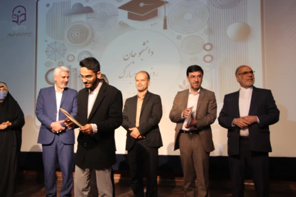 تبیین دستاوردهای انقلاب و امیدآفرینی رسالت بزرگ دانشجویان است. 9