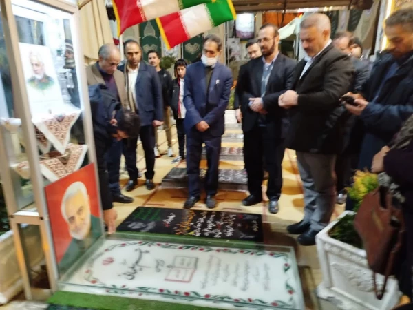 ادای احترام شرکت کنندگان دردومین همایش ملی «آموزه های تربیت در مکتب شهیدسلیمانی»به مقام شامخ سردار شهید حاج قاسم سلیمانی  2