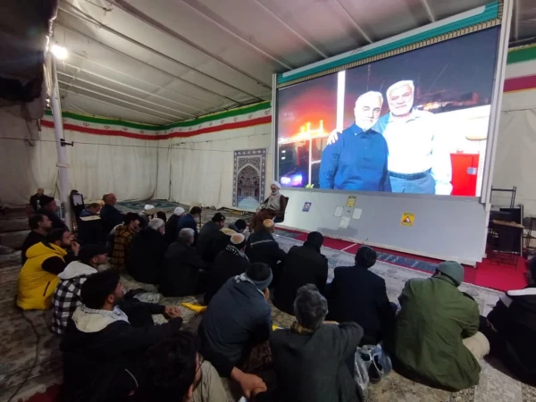 ادای احترام شرکت کنندگان دردومین همایش ملی «آموزه های تربیت در مکتب شهیدسلیمانی»به مقام شامخ سردار شهید حاج قاسم سلیمانی  3