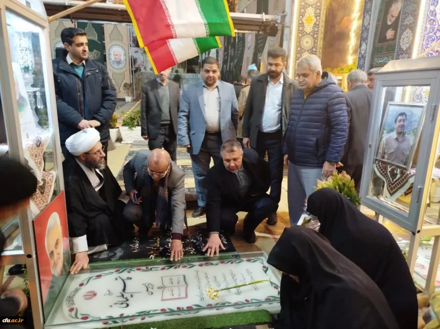 ادای احترام شرکت کنندگان دردومین همایش ملی «آموزه های تربیت در مکتب شهیدسلیمانی»به مقام شامخ سردار شهید حاج قاسم سلیمانی  7
