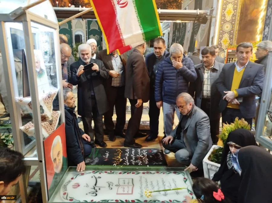 ادای احترام شرکت کنندگان دردومین همایش ملی «آموزه های تربیت در مکتب شهیدسلیمانی»به مقام شامخ سردار شهید حاج قاسم سلیمانی  8