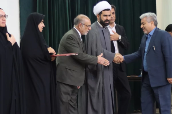 اقتدار امروز کشور نشئت گرفته از دانش جوانان کشور است که پرورش یافته کلاس درس معلمان هستند. 4