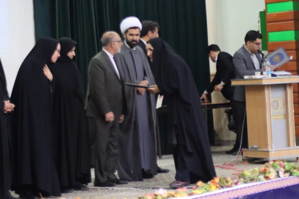 اقتدار امروز کشور نشئت گرفته از دانش جوانان کشور است که پرورش یافته کلاس درس معلمان هستند. 6