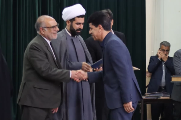 اقتدار امروز کشور نشئت گرفته از دانش جوانان کشور است که پرورش یافته کلاس درس معلمان هستند. 7