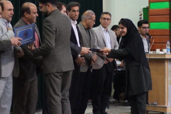 اقتدار امروز کشور نشئت گرفته از دانش جوانان کشور است که پرورش یافته کلاس درس معلمان هستند. 8