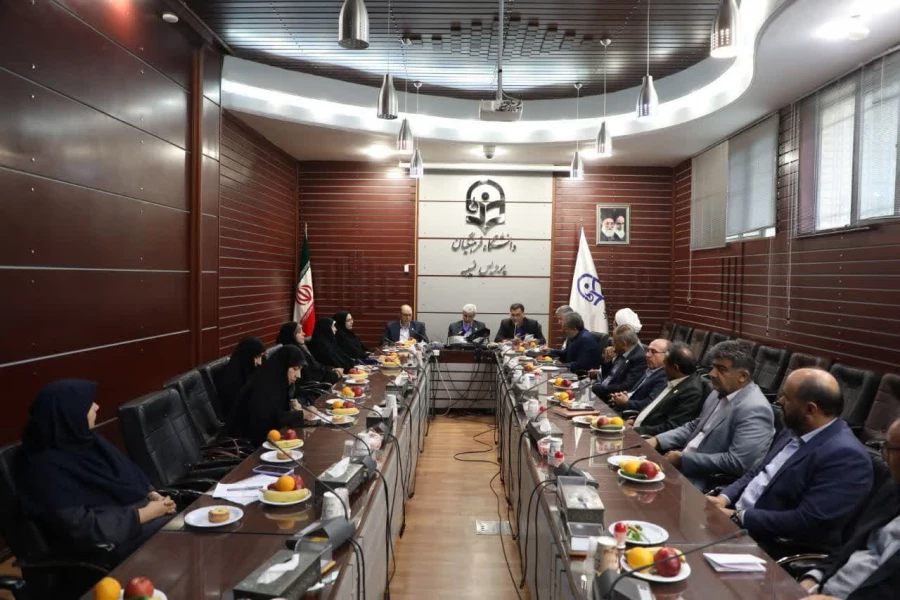 في لقاء رئيس جامعة فرهنجيان مع المديرين وأعضاء هيئة التدريس في محافظة طهران، تم طرح:
الجهود لتحقيق الريادة العلمية في التربية والتعليم 3