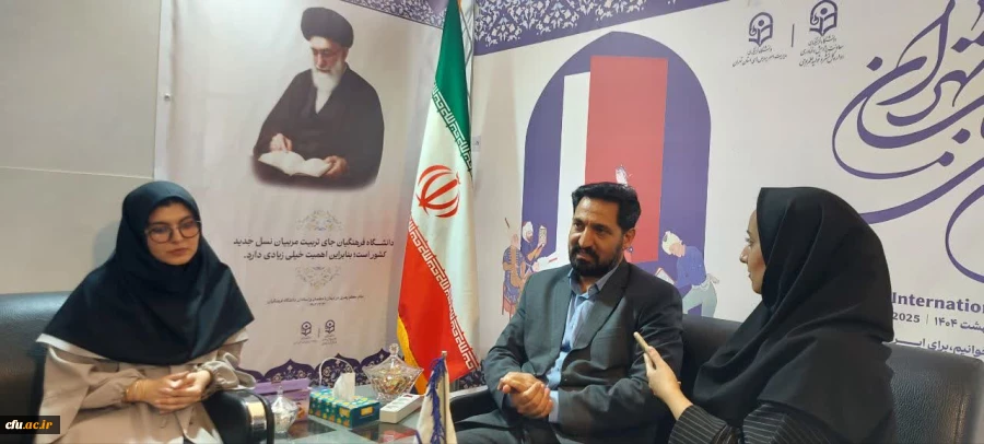 حضور حسین امیدی؛ مدیر محترم امور بین الملل دانشگاه فرهنگیان در غرفه دانشگاه فرهنگیانِ سی و ششمین نمایشگاه بین المللی کتاب تهران 1404 3