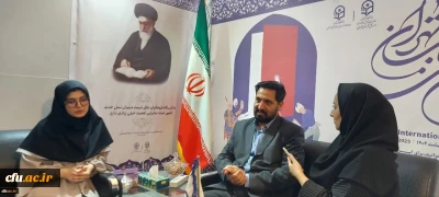 حضور حسين أميدي؛ مدير الشؤون الدولية في جامعة فرهنجيان، في جناح جامعة فرهنجيان في المعرض الدولي السادس والثلاثين للكتاب في طهران 1404