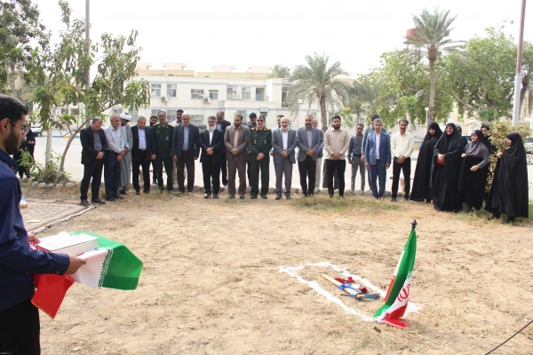 آیین کلنگ زنی احداث یادمان شهید گمنام به میزبانی دانشگاه فرهنگیان هرمزگان، برگزار شد. 2