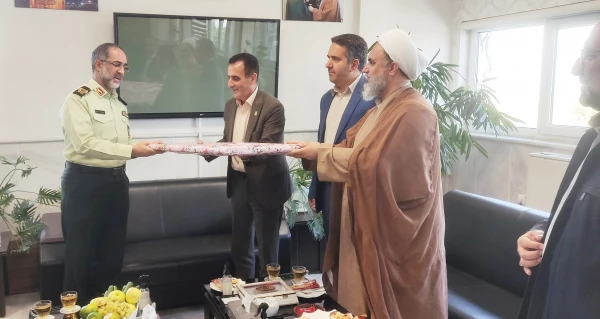 همزمان با هفته نیروی انتظامی سرپرست دانشگاه فرهنگیان استان گلستان به همراه جمعی از همکاران با فرمانده انتظامی دیدار کردند 3