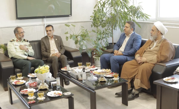 همزمان با هفته نیروی انتظامی سرپرست دانشگاه فرهنگیان استان گلستان به همراه جمعی از همکاران با فرمانده انتظامی دیدار کردند 4