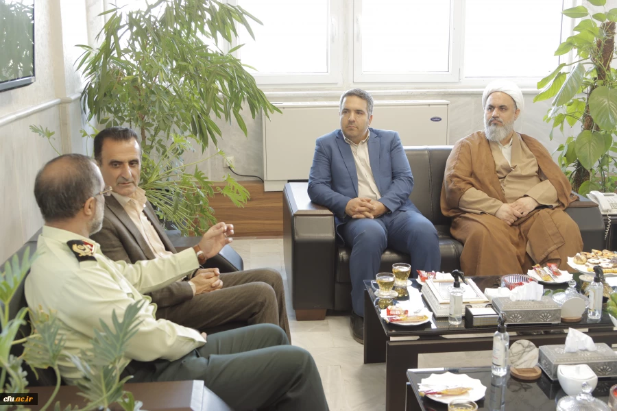 همزمان با هفته نیروی انتظامی سرپرست دانشگاه فرهنگیان استان گلستان به همراه جمعی از همکاران با فرمانده انتظامی دیدار کردند 8