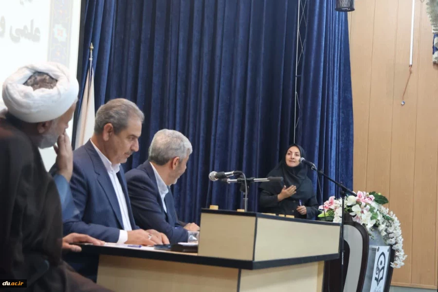 برگزاری نشست پرسش و پاسخ اساتید و کارکنان دانشگاه فرهنگیان استان اصفهان با رجبعلی برزویی رئیس دانشگاه فرهنگیان
 32