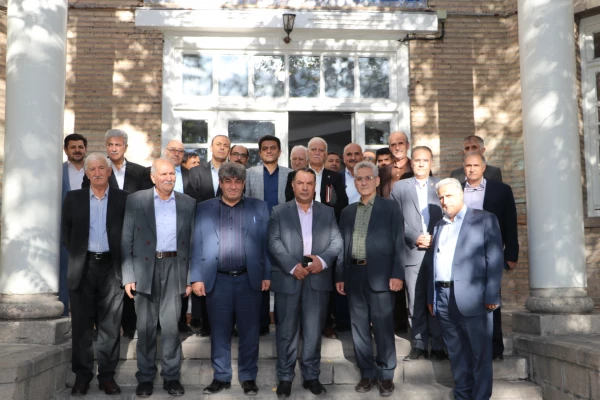 نشست مشترک  رئیس دانشگاه فرهنگیان آذربایجان شرقی  با معتمدین وخیرین استان آذربایجان شرقی  8