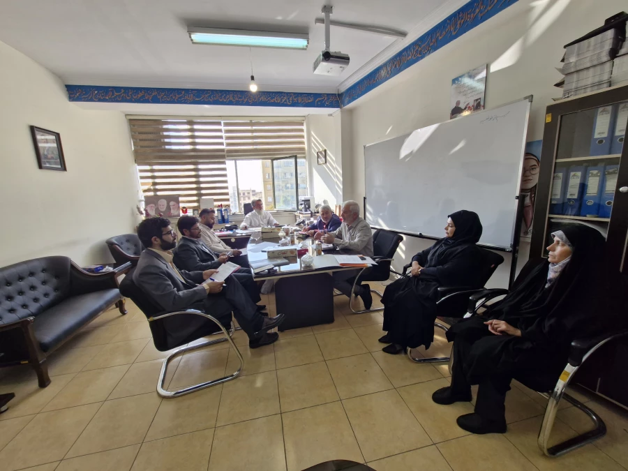  جلسه هماهنگی مسوولین قطب های تعیین شده دانشگاه فرهنگیان، در دفتر مدیرکل امور شاهد و ایثارگران برگزار شد. 4