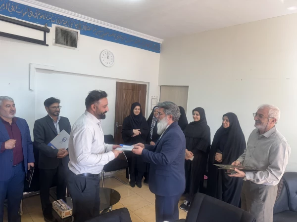  جلسه هماهنگی مسوولین قطب های تعیین شده دانشگاه فرهنگیان، در دفتر مدیرکل امور شاهد و ایثارگران برگزار شد. 6
