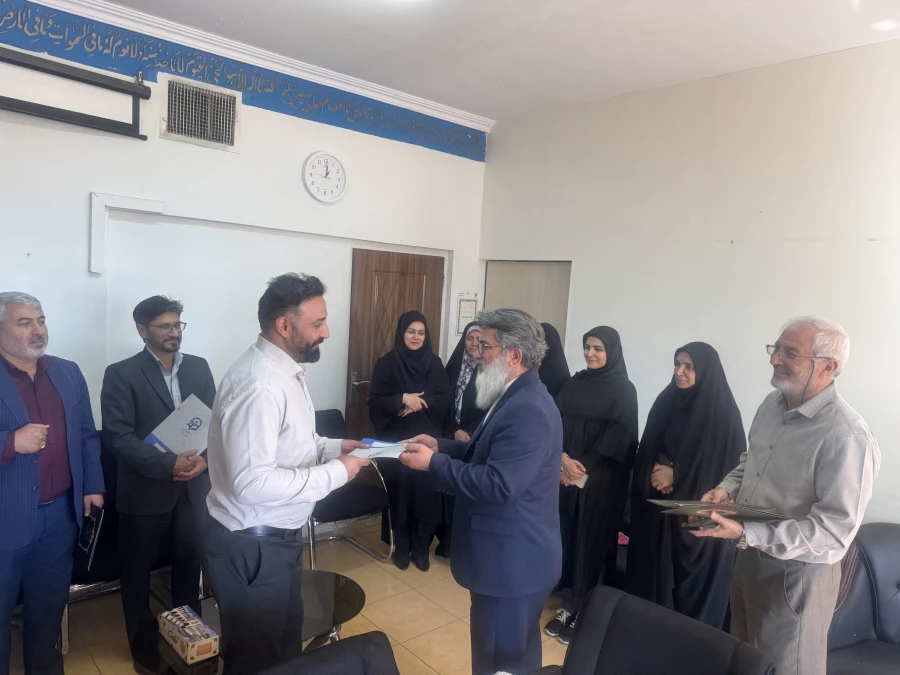  جلسه هماهنگی مسوولین قطب های تعیین شده دانشگاه فرهنگیان، در دفتر مدیرکل امور شاهد و ایثارگران برگزار شد. 6