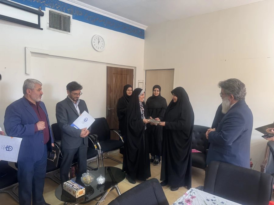  جلسه هماهنگی مسوولین قطب های تعیین شده دانشگاه فرهنگیان، در دفتر مدیرکل امور شاهد و ایثارگران برگزار شد. 7