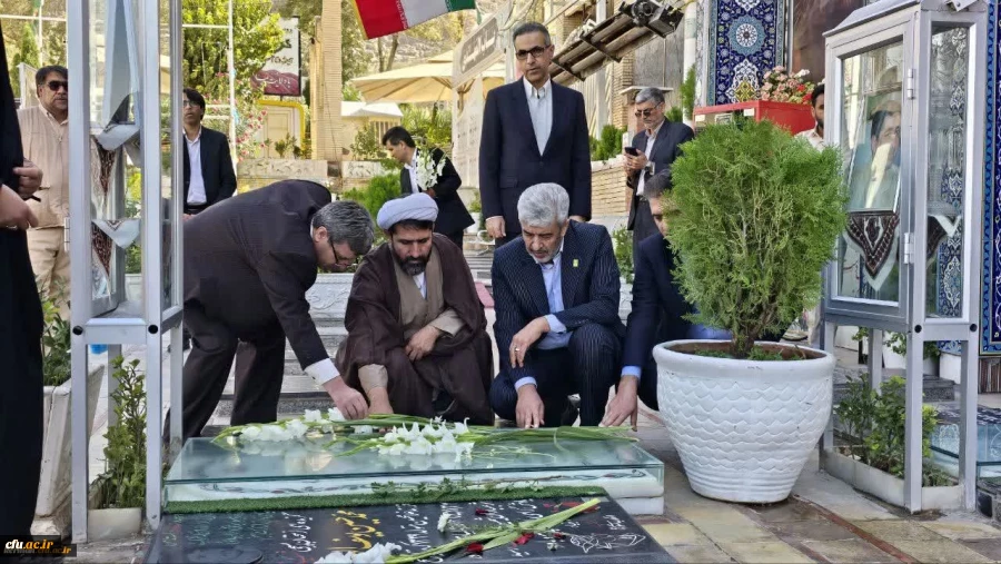 ادای احترام ریاست دانشگاه فرهنگیان کشور به مقام شهید حاج قاسم سلیمانی 2