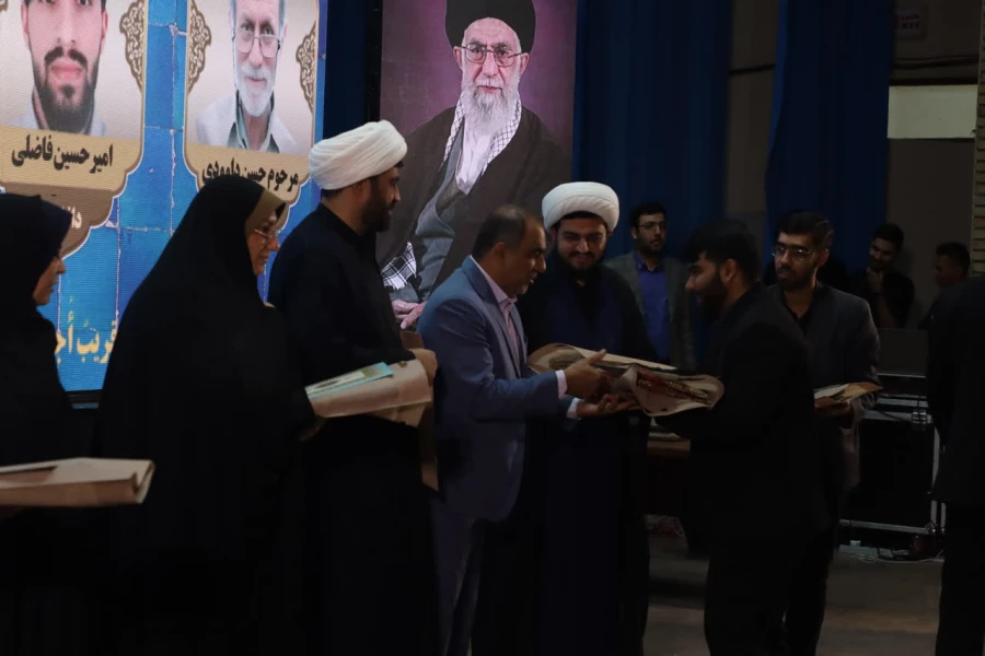 برگزاری همایش استانی انس با قرآن در دانشگاه فرهنگیان یزد
 15