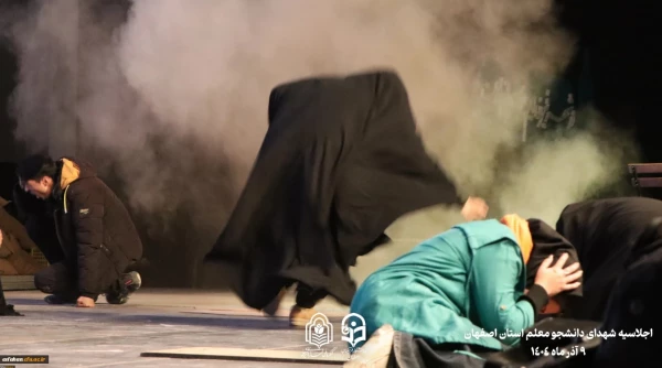 اجلاسیه گرامیداشت یاد ۱۰۳ شهیدِ «دانشجو معلم» استان اصفهان، به روش روایتگری و با زبان هنر نمایش، در سالن «گلستان» شهدای اصفهان برگزار شد. 10