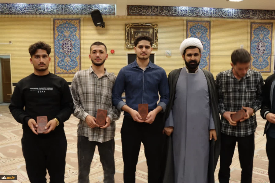 اهدای مصحف شریف قرآن کریم اهدایی مقام معظم رهبری به نودانشجومعلمان دانشگاه فرهنگیان ایلام 2