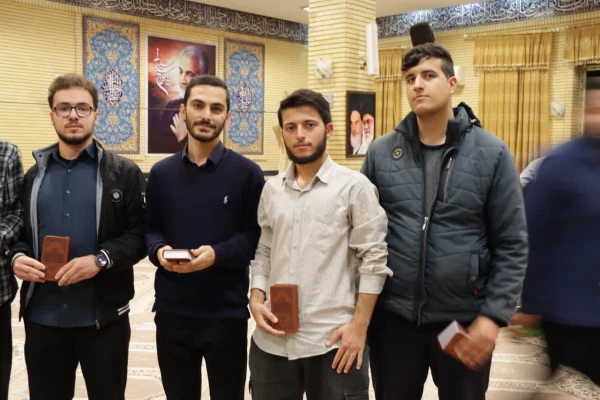 اهدای مصحف شریف قرآن کریم اهدایی مقام معظم رهبری به نودانشجومعلمان دانشگاه فرهنگیان ایلام 4