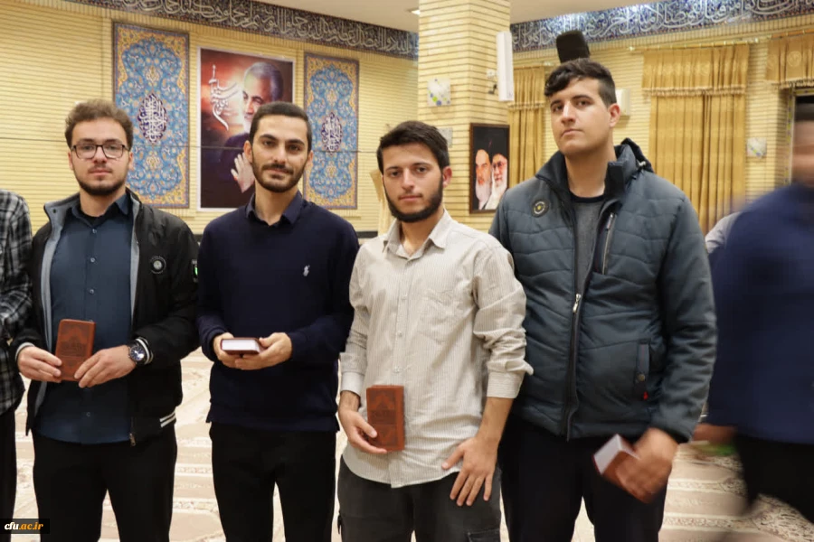 اهدای مصحف شریف قرآن کریم اهدایی مقام معظم رهبری به نودانشجومعلمان دانشگاه فرهنگیان ایلام 4