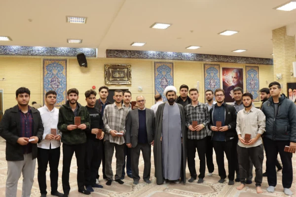 اهدای مصحف شریف قرآن کریم اهدایی مقام معظم رهبری به نودانشجومعلمان دانشگاه فرهنگیان ایلام 5