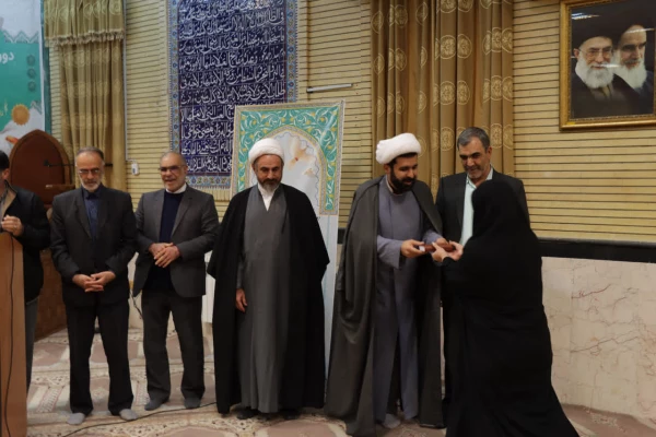 اهدای مصحف شریف قرآن کریم اهدایی مقام معظم رهبری به نودانشجومعلمان دانشگاه فرهنگیان ایلام 6