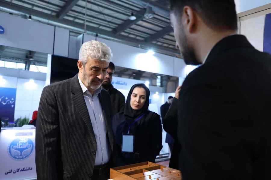 بازدید رجبعلی برزوئی از غرفه دانشگاه فرهنگیان در نمایشگاه پژوهش، فناوی و فن بازار

 4