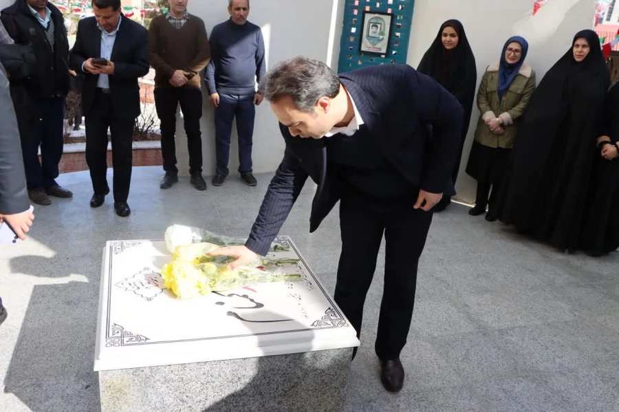 مراسم گرامیداشت ایام الله فجر، همراه با غبارروبی و عطرافشانی مزار شهید خوشنام استان قزوین برگزار شد. 3