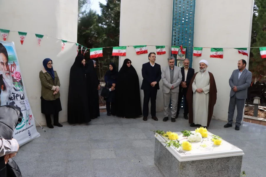 مراسم گرامیداشت ایام الله فجر، همراه با غبارروبی و عطرافشانی مزار شهید خوشنام استان قزوین برگزار شد. 4