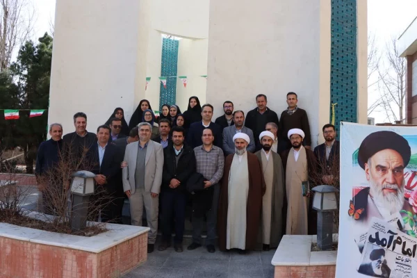 مراسم گرامیداشت ایام الله فجر، همراه با غبارروبی و عطرافشانی مزار شهید خوشنام استان قزوین برگزار شد. 5