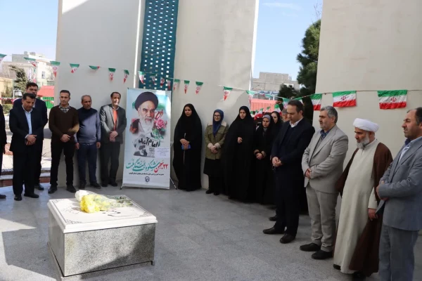 مراسم گرامیداشت ایام الله فجر، همراه با غبارروبی و عطرافشانی مزار شهید خوشنام استان قزوین برگزار شد. 6